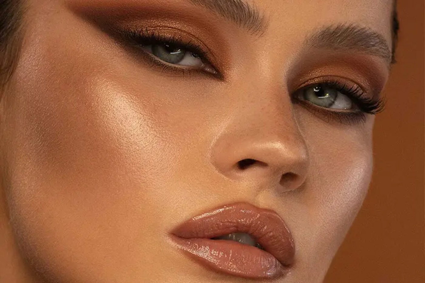 بهترین رنگ رژ لب برای پوست سبزه | راهنمای انتخاب و خرید رژ لب
