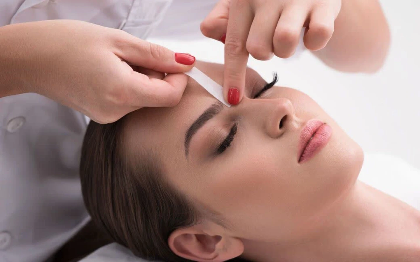 مقایسه روشهای پاکسازی پوست دستی و هیدروفیشیال