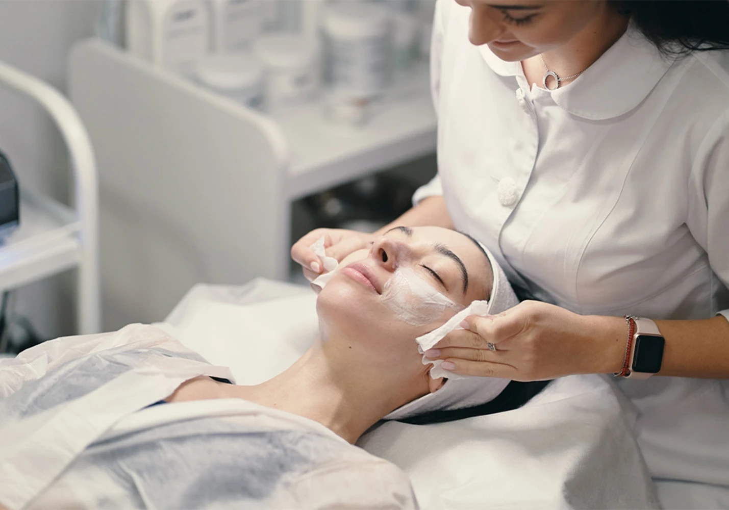 مقایسه روشهای پاکسازی پوست دستی و هیدروفیشیال