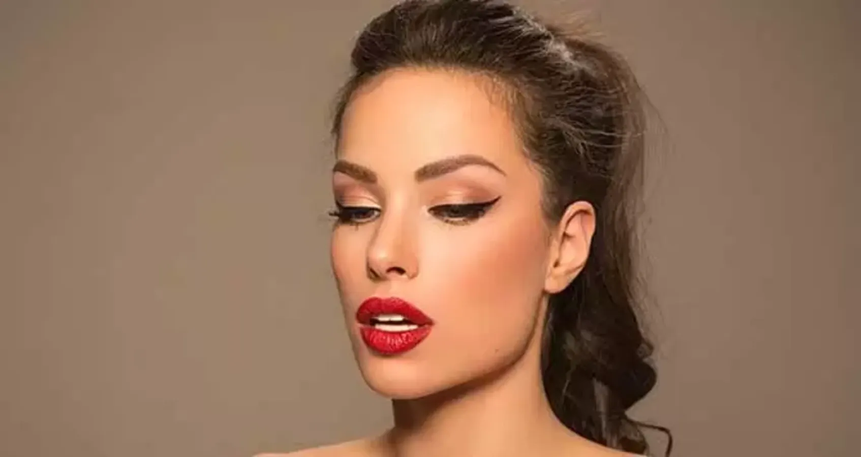راهنمای گام‌به‌گام آرایش چشم گربه‌ای و خط چشم قرینه